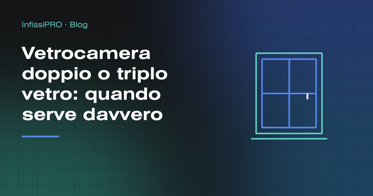 Sezione di una finestra moderna con vetrocamera in primo piano, vista dall'interno di un soggiorno luminoso